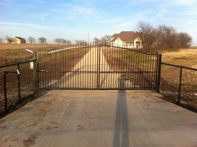 Add Extra Privacy to Your Front Yard with the Right Driveway Gates