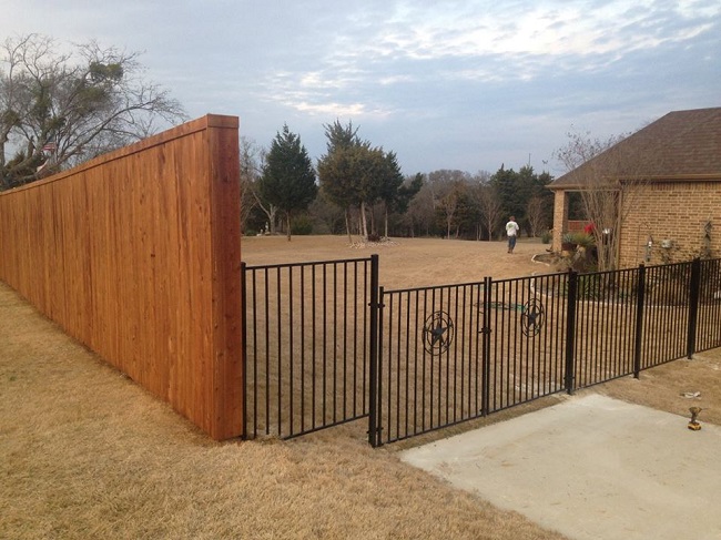 Use Layered Fencing to Decorate Your Backyard